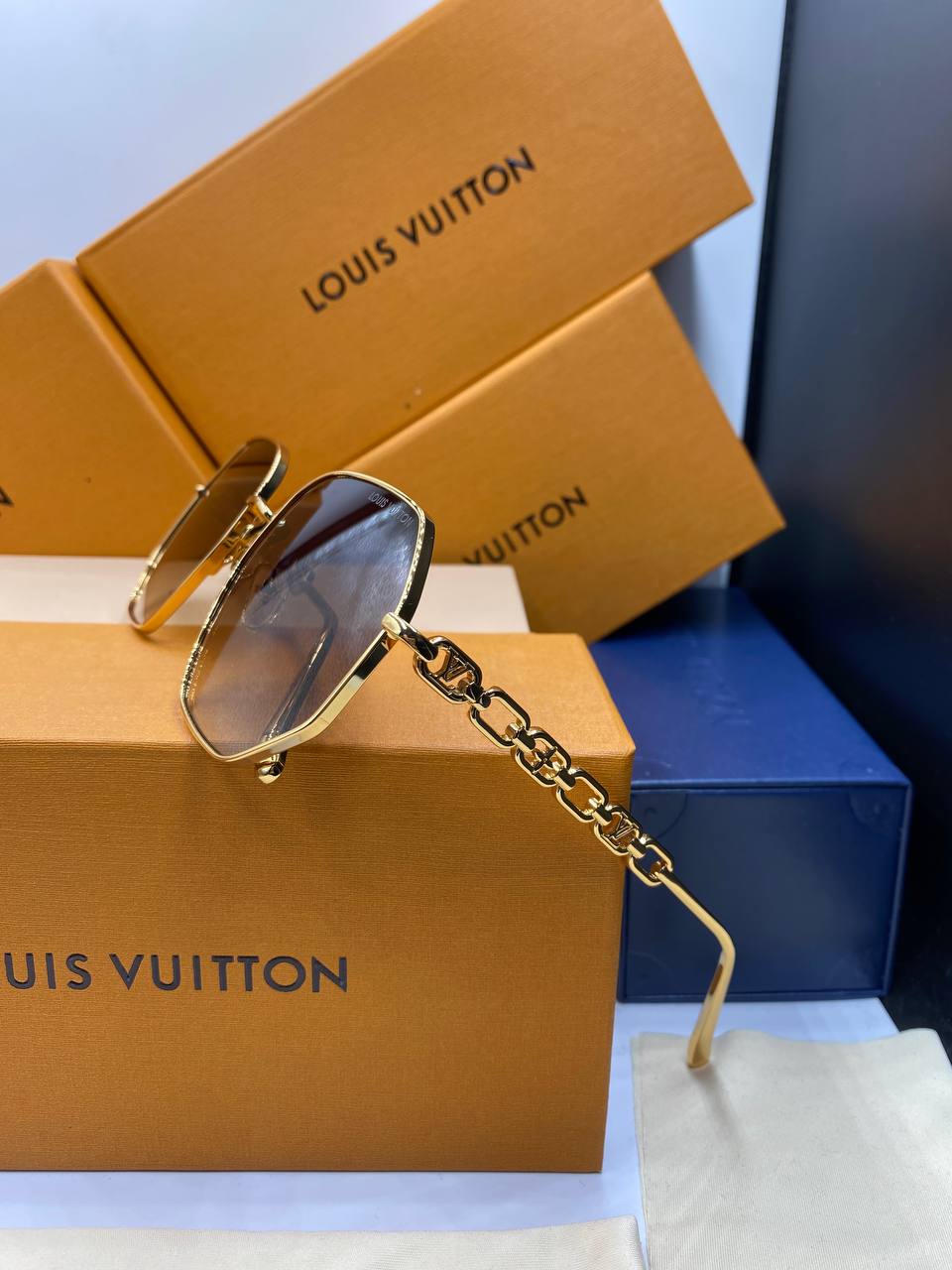 Lunette LV MASTER QYALITY avec emblallage cadre Gold