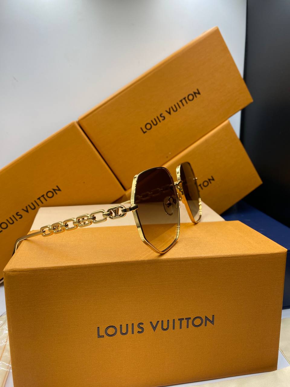 Lunette LV MASTER QYALITY avec emblallage cadre Gold